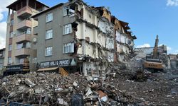 Pendik'te İETT otobüsünün çarptığı binanın yıkım çalışması devam ediyor