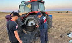 Yozgat'ta traktörünün lastiği patlayan çiftçiye jandarma yardım etti