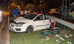 Eskişehir'de aydınlatma direğine çarpan otomobildeki 3 kişi yaralandı