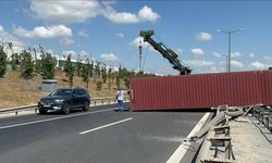 İstanbul'da TEM Otoyolu'nda tır devrildi