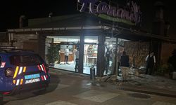 Arnavutköy'de otomobilin restorana girmesi sonucu 4 kişi yaralandı