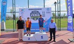 Başkan Büyükkılıç, Ulusal 12 Hafta Sonu Tenis Turnuvası'nda sporcularla buluştu