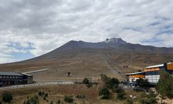 Erciyes Dağı'nın zirvesine kar yağdı