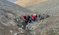 Erzincan'da mahsur kalan yaralı paraşütçü ekiplerce kurtarıldı