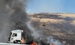 Erzincan'da seyir halinde alev alan tır kullanılamaz hale geldi