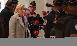 Fransa'da aşırı sağcı Le Pen'in AB fonlarını zimmetine geçirmekle yargılandığı dava başladı