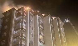 Kayseri'de 13 katlı bir apartmanın çatı katında çıkan yangın hasara neden oldu