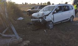 Tokat'ta elektrik direğine çarpan otomobildeki 4 kişi yaralandı