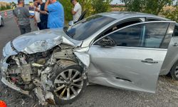 Uşak'ta iki otomobilin çarpışması sonucu anne ve oğlu hayatını kaybetti