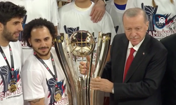 Erdoğan, Anadolu Efes'e şampiyonluk kupasını verdi