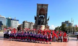 Yeni eğitim öğretim yılının başlaması dolayısıyla Taksim Cumhuriyet Anıtı'na çelenk bırakıldı