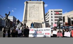 Ankara'da bir grup üniversite öğrencisinden kadın cinayetlerine protesto