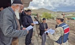 Erzurum'da jandarma kırsal mahallelerde vatandaşları dolandırıcılara karşı uyarıyor