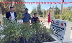 FETÖ elebaşı Gülen'in ölüm haberinin ardından şehit Halisdemir'in kabri ziyaret ediliyor