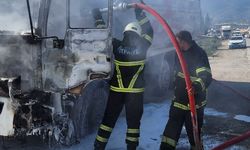 Hatay'da seyir halindeki hafriyat kamyonu yandı