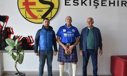 İskoç taraftar, Eskişehirspor maçını tribünden izlemek için 4 bin kilometre katetti