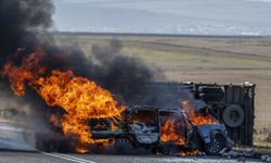 Kars'ta kamyonetle çarpışıp alev alan otomobilin sürücüsünü vatandaşlar kurtardı