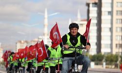 Konya'da ortaokul öğrencileri bayraklarla donattıkları bisikletleriyle 29 Ekim CUmhuriyet Bayramını kutladı