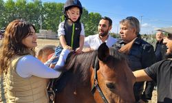 Sakarya'da "özel" bireyler atlı terapiyle hayata bağlanıyor