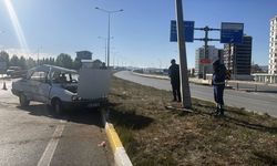 Sivas'ta aydınlatma direğine çarpan otomobildeki 2 kişi yaralandı