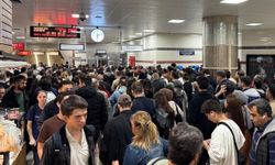 Üsküdar-Samandıra Metro Hattı'ndaki turnikelerin QR kodu okumaması nedeniyle yoğunluk oluştu