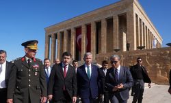 Vali Şahin, Ankara'nın başkent oluşunun 101. yılı dolayısıyla Anıtkabir'i ziyaret etti