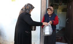 Yaşlı ve ihtiyaç sahiplerinin yemekleri gönüllü kadınların ellerinde pişiyor