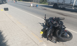 Sakarya'da kamyonun çarptığı motosikletli yaşam mücadelesini kaybetti