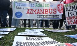 Adalılardan İBB binası önünde "azmanbüs" tepkisi