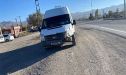 Ağrı'da 2 minibüs çarpıştı, 3 kişi yaralandı