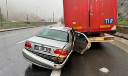 Anadolu Otoyolu'nda tıra çarpan otomobildeki 1 kişi öldü, 4 kişi yaralandı