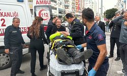 Antalya İl Emniyet Müdürü, trafik kazasında yaralanan polisin elini tutarak ambulansı bekledi