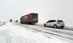 Ardahan'da kar ve buzlanma nedeniyle araçlar yolda kaldı