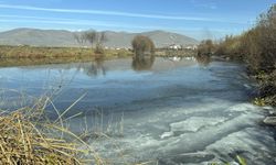 Ardahan'da soğuk hava nedeniyle Kura Nehri'nin yüzeyi buz tuttu