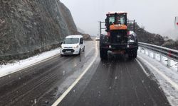 Artvin-Yusufeli yolunda ulaşım heyelan nedeniyle kontrollü sağlanıyor