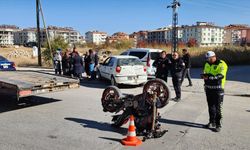 Beyşehir'de otomobile çarpan motosikletin sürücüsü yaralandı