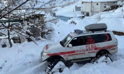 Erzincan'da yolu kardan kapanan köydeki hastaya paletli ambulansla ulaşıldı