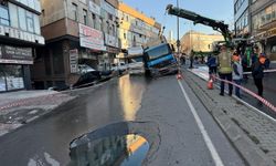 Güngören'de İSKİ kamyonu çalışma yaparken yol çöktü