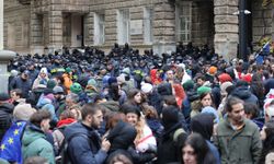 Gürcistan'da yeni parlamento muhalefetin protestosuna rağmen ilk oturumuna başladı