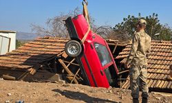 Hatay'da yoldan çıkan otomobil yol kenarındaki binanın çatısına düştü