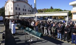 İstanbul'da intihar eden şüphelinin öldürdüğü eşi, oğlu ve kayınvalidesi de toprağa verildi