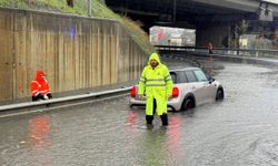 Kağıthane'de yolda su birikintisinde mahsur kalan araç kurtarıldı