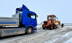 Kayseri'de kapanan yolları açan ekipler, mahsur kalan sürücülere yardım etti