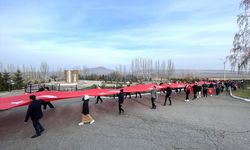 Kırgızistan-Türkiye Manas Üniversitesi öğrencileri, "ülke bağımsızlığı uğruna canından olanları" andı