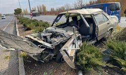 Konya'da refüje devrilen otomobildeki 2 kişi yaralandı