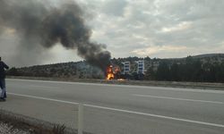 Konya'da seyir halindeyken yanan çekici kullanılamaz hale geldi