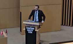 Küçükçekmece Belediye Meclisinde AK Parti'li üyeden "Teröre geçit yok" dövizi