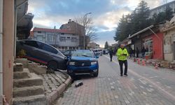 Kütahya'da otomobilin çarptığı kişinin yaralandığı anlar güvenlik kamerasında