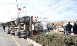 Niğde'de devrilen beton mikserindeki 2 kişi yaralandı