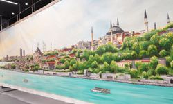 Ressam Alev Özas'ın "Dev İstanbul" eseri Kadıköy'de sanatseverlerle buluştu